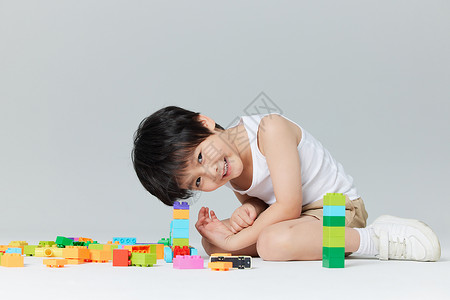可爱男孩玩积木背景图片