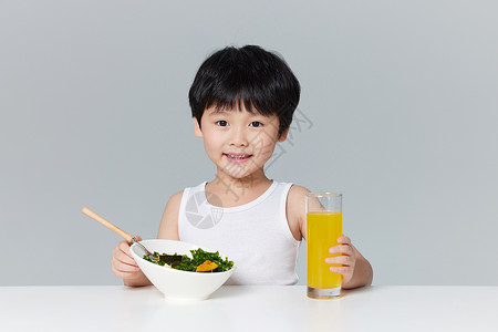 可爱小男孩吃沙拉喝果汁开心高清图片素材