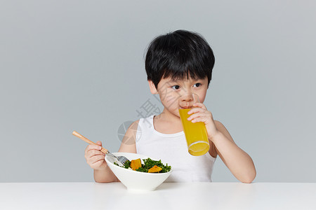 小男孩吃沙拉喝果汁童年高清图片素材
