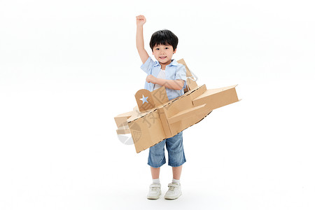 小男孩玩创意纸板飞机模型背景图片
