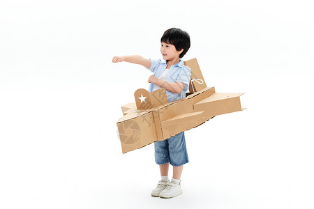 身穿创意纸板飞机模型玩耍的小男孩背景图片