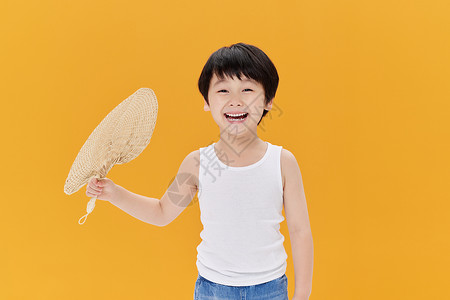 吹风扇小男孩清爽夏日男孩手拿竹扇背景