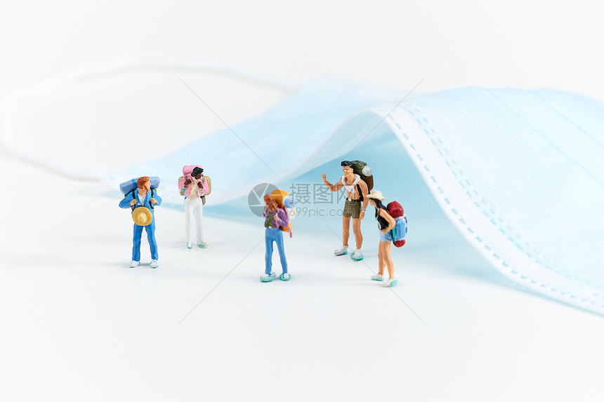 防疫口罩与背包客冒险小人图片