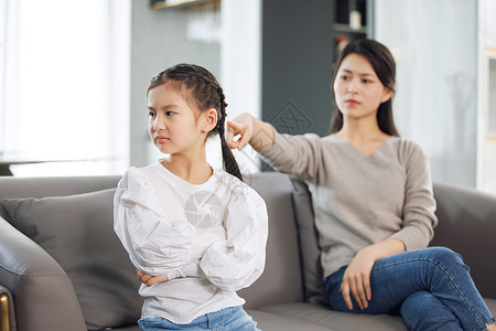 闹矛盾的母女二人亲子高清图片素材