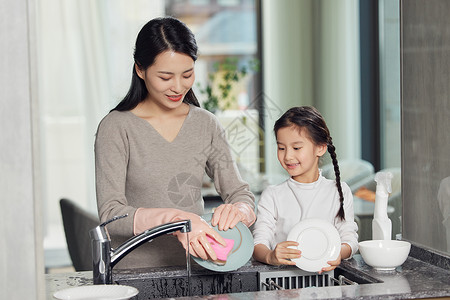 劳动节大扫除母女一起在家刷碗背景