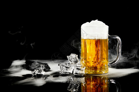 玻璃杯冰块冒着凉气的夏日冰镇啤酒背景