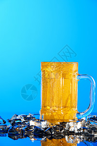 彩色背景前的夏日啤酒饮品图片
