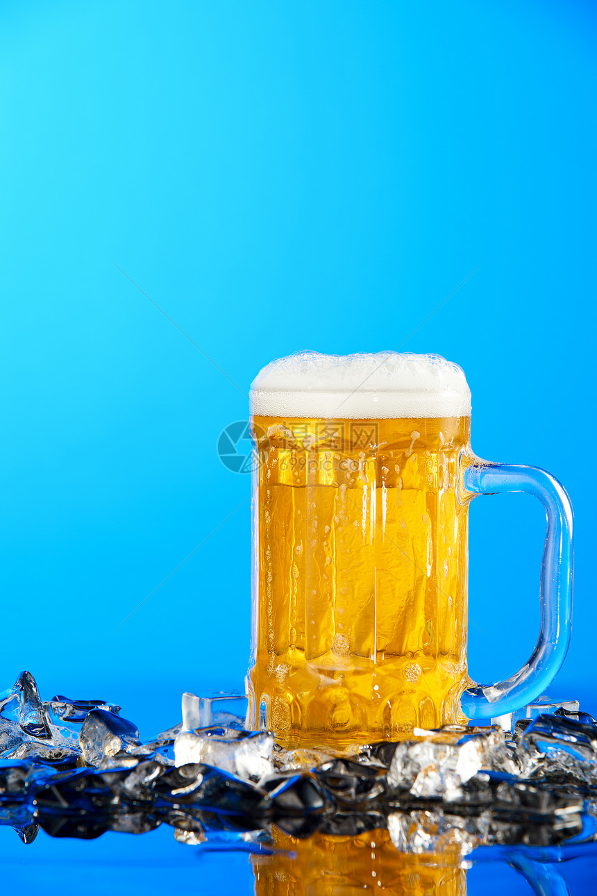 彩色背景前的夏日啤酒冰图片