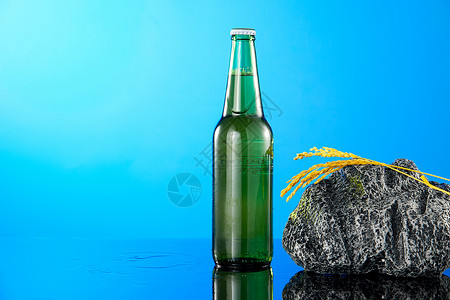 蓝色背景下的清凉啤酒图片