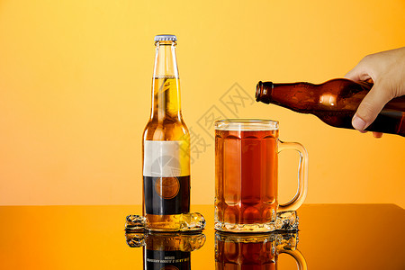 彩色背景前的夏日啤酒冰饮图片