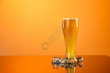 彩色背景前的夏日啤酒图片