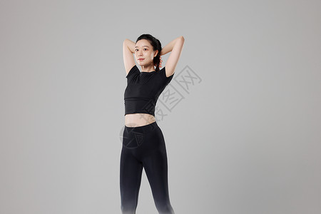 做伽锻炼热身运动的女性图片