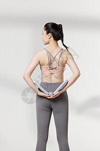 背部训练运动女性使用瘦身器材背部展示动作背景