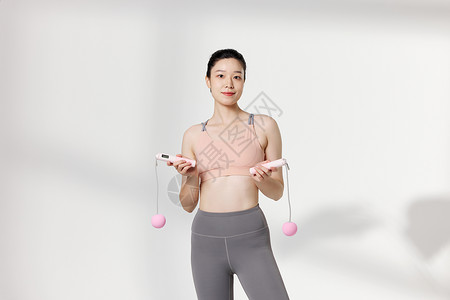 运动女性使用跳绳瘦身器材图片