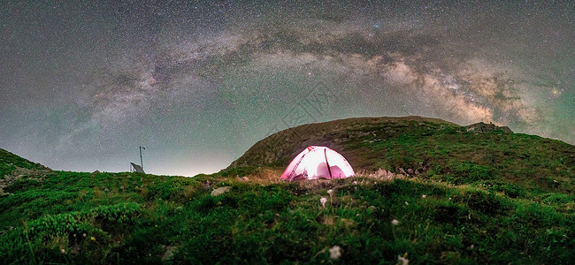 太白山银河拱桥与露营帐篷图片