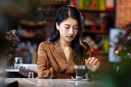 青年女人喝咖啡高雅高清图片素材