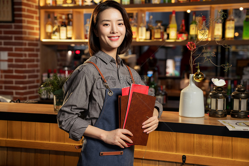 拿着菜单的餐吧女服务员图片