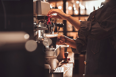 咖啡馆服务员制作咖啡高清图片