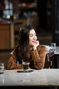 青年女人喝咖啡咖啡店高清图片素材