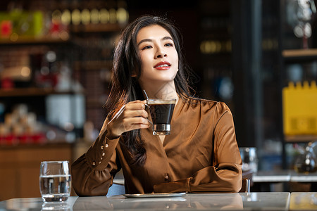 青年女人喝咖啡休闲活动高清图片素材