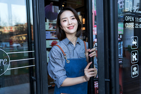 站在咖啡店门口的女服务员饮食产业高清图片素材