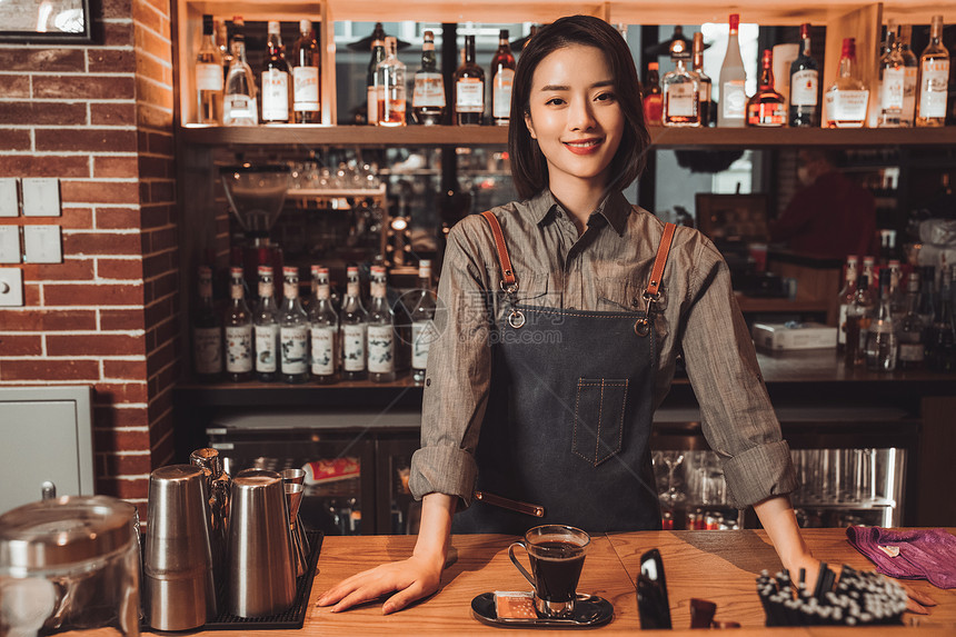 吧台内的女服务员图片