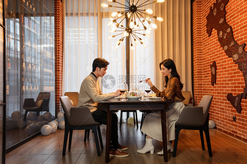 青年伴侣在餐厅用餐图片