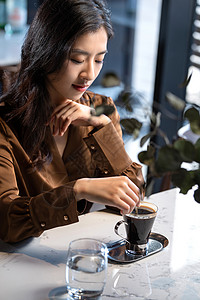 漂亮的青年女人喝咖啡幸福高清图片素材