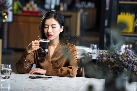 漂亮的青年女人喝咖啡咖啡馆高清图片素材