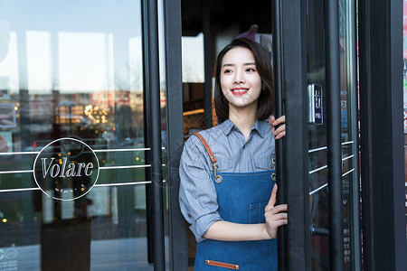 站在咖啡店门口的女服务员饮食产业高清图片素材