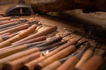 传统手工艺品雕刻师工作台上的大量工具背景
