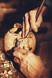 雕刻师的手和艺术品木头高清图片素材