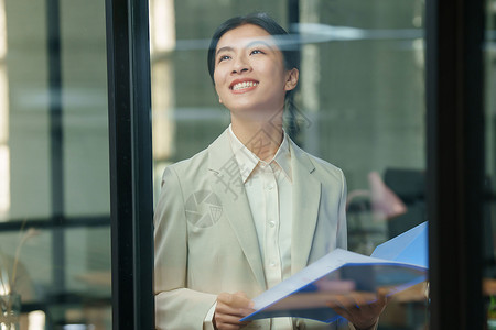 科技公司宣传册自信的青年商务女士在办公室背景