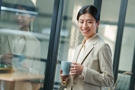 服务科技青年商务女士在办公室背景