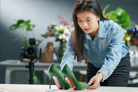 在工作室里的青年女摄影师背景图片