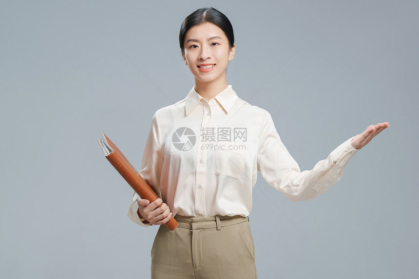 自信的商务女士肖像图片