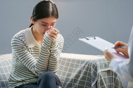 职业指导青年女人和心理医生交谈背景