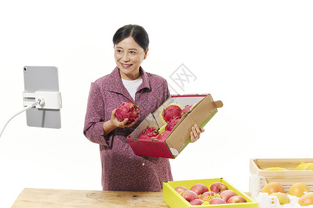 女性农民直播间推销自产水果图片