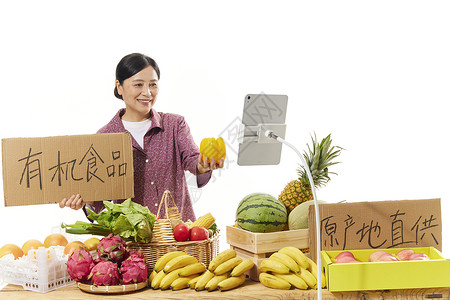 中年女性菜农网络直播售卖蔬菜图片