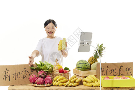 中年女性菜农网络直播售卖有机蔬果图片素材