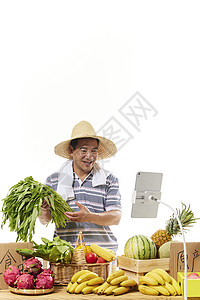 男性农年直播售卖水果蔬菜背景图片