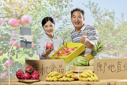 手捧水果的农民夫妇果农夫妇网络直播间售卖苹果背景