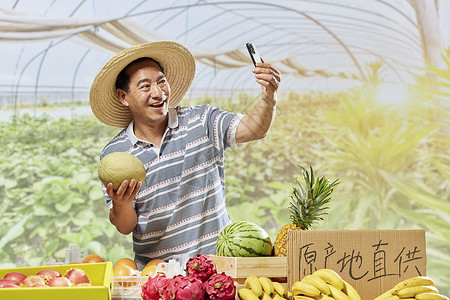 农民手机直播售卖水果图片素材