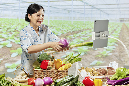 中年女性电商直播售卖蔬菜背景图片