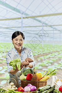 中年女性电商直播售卖蔬菜图片素材