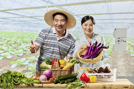 网络直播售卖蔬菜的农民夫妻图片