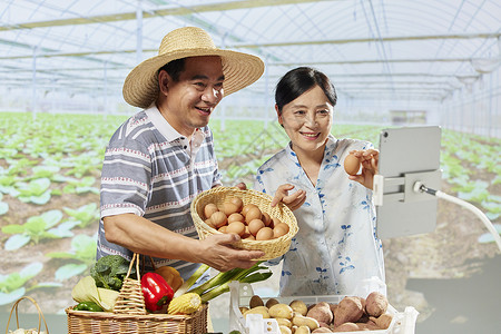 农民夫妻网络直播售卖蔬菜鸡蛋高清图片