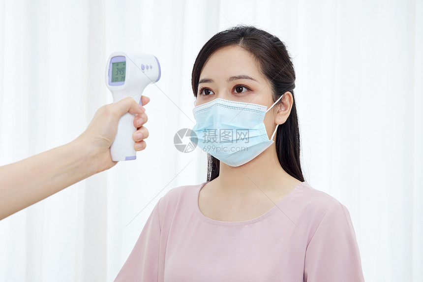 戴口罩的女性体温检测图片