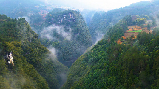 阿依河河谷峡谷云雾缭绕绿水青山阿依河河谷峡谷云雾缭绕绿水青山背景图片