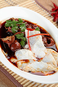 中式美食红汤肥肠鱼片图片